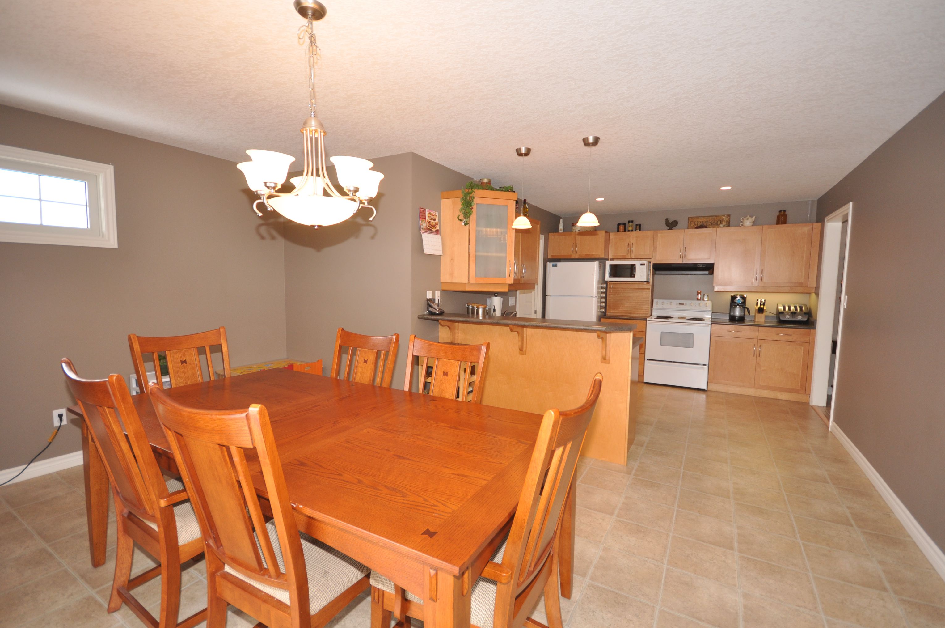 Eating area facing the kitchen