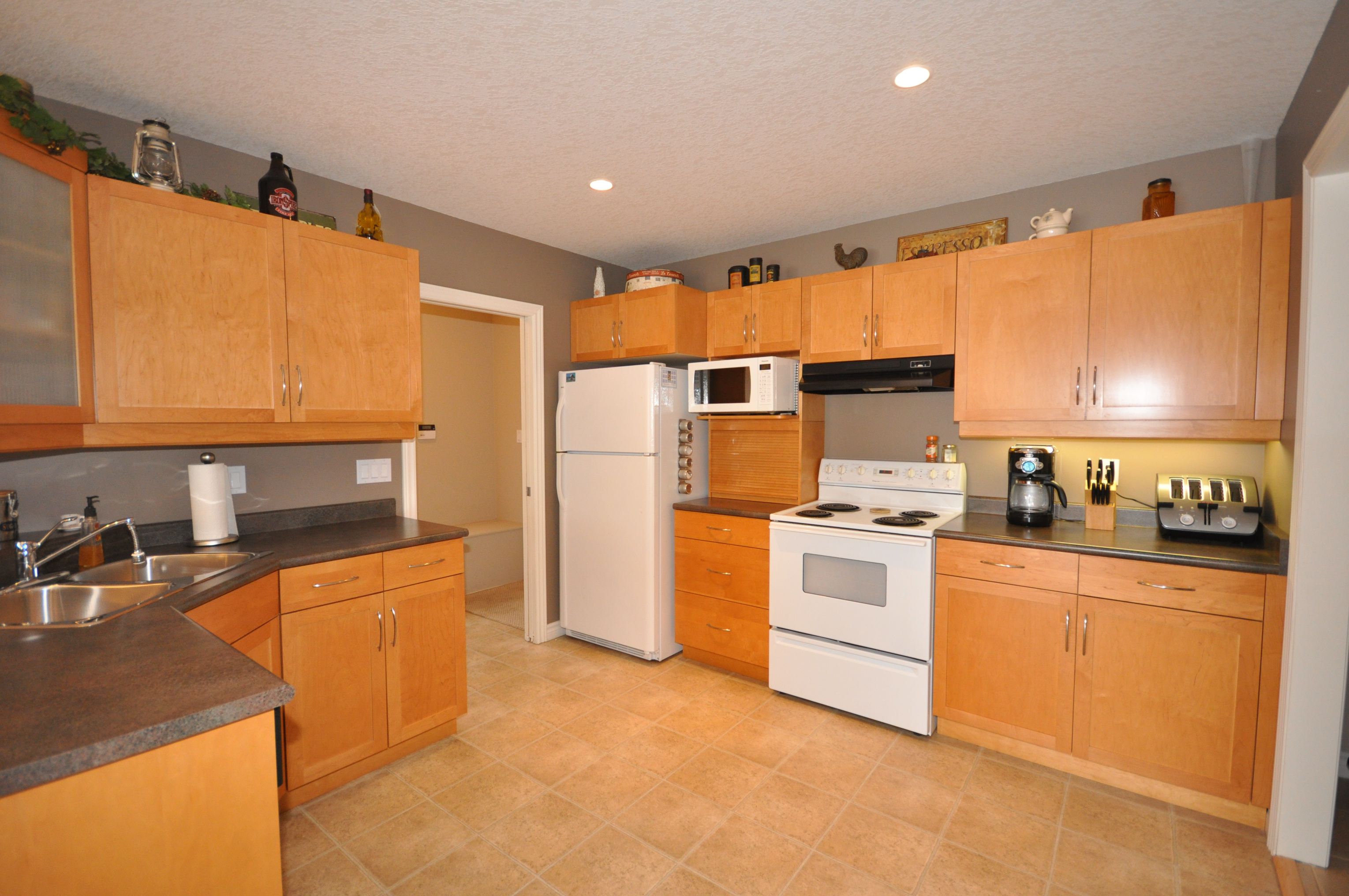 Country sized maple kitchen with tons of cupboard & counter space