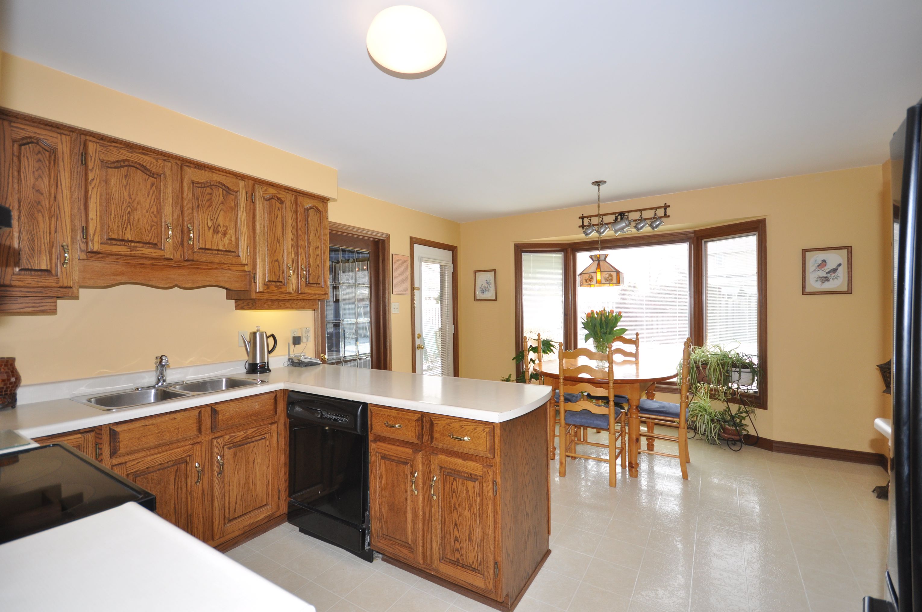 Eat in Kitchen has oak cupboards complete with pantry & desk area