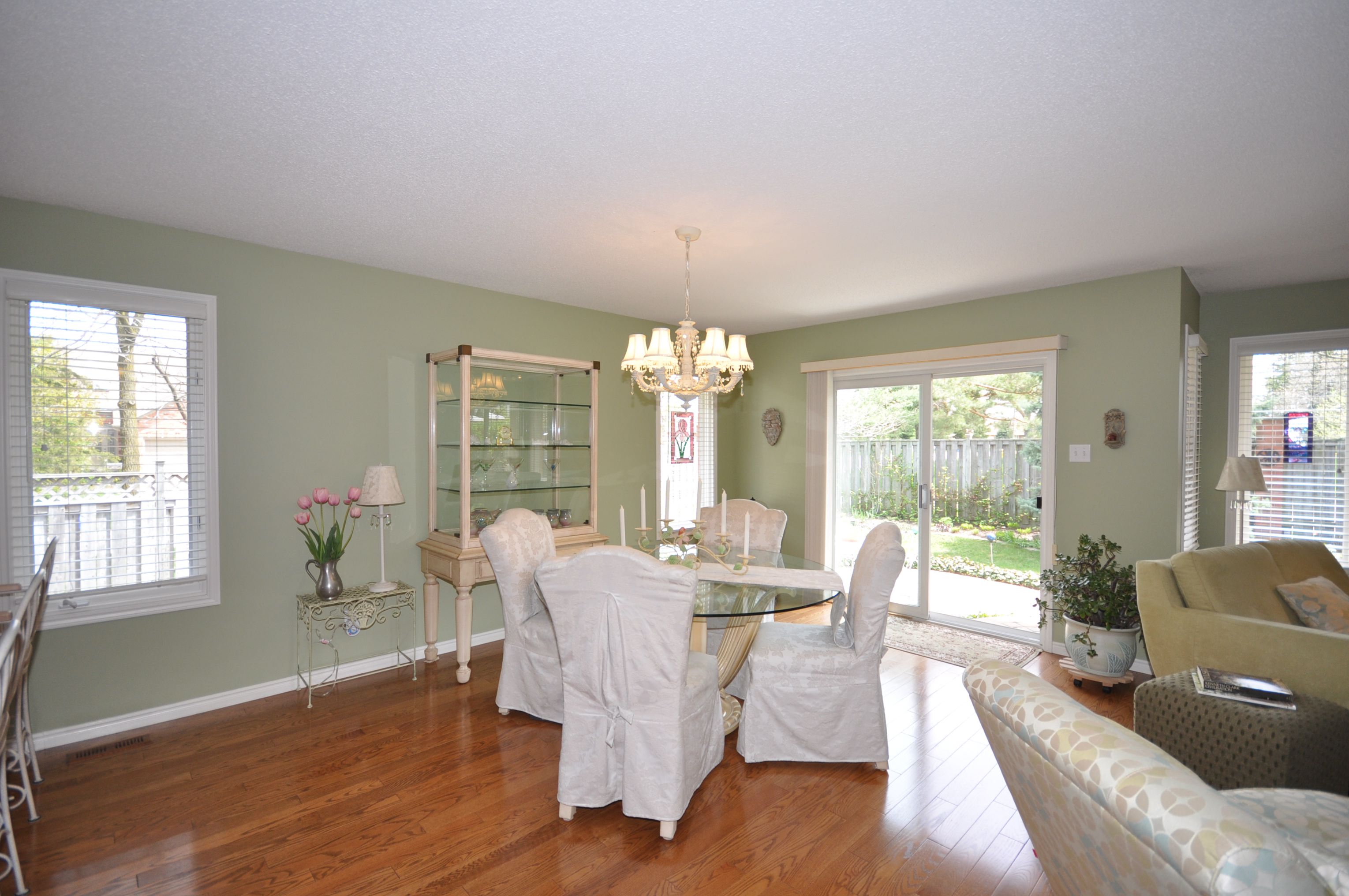 Eating area with doors to the interlocking patio