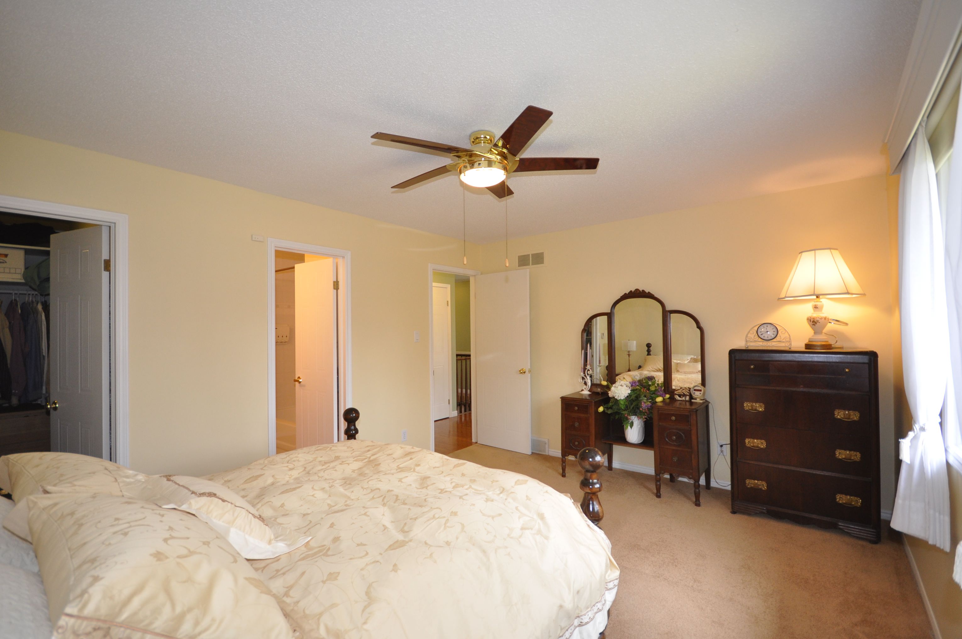 Master bedroom with ensuite & walk in closet