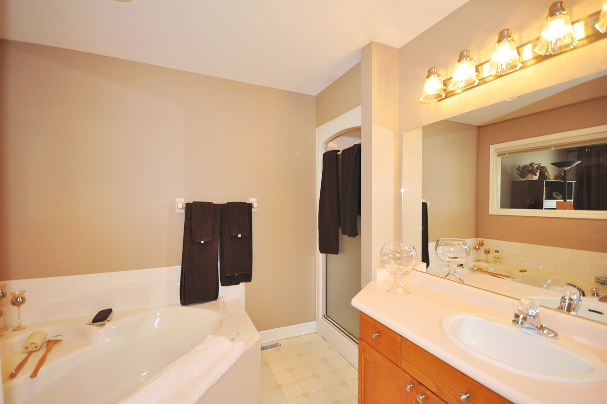 Ensuite with soaker tub