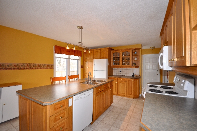 Country Sized Eat in Kitchen with Formal Dinner Area