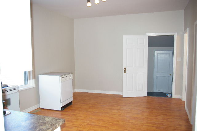 Large eating area in new kitchen