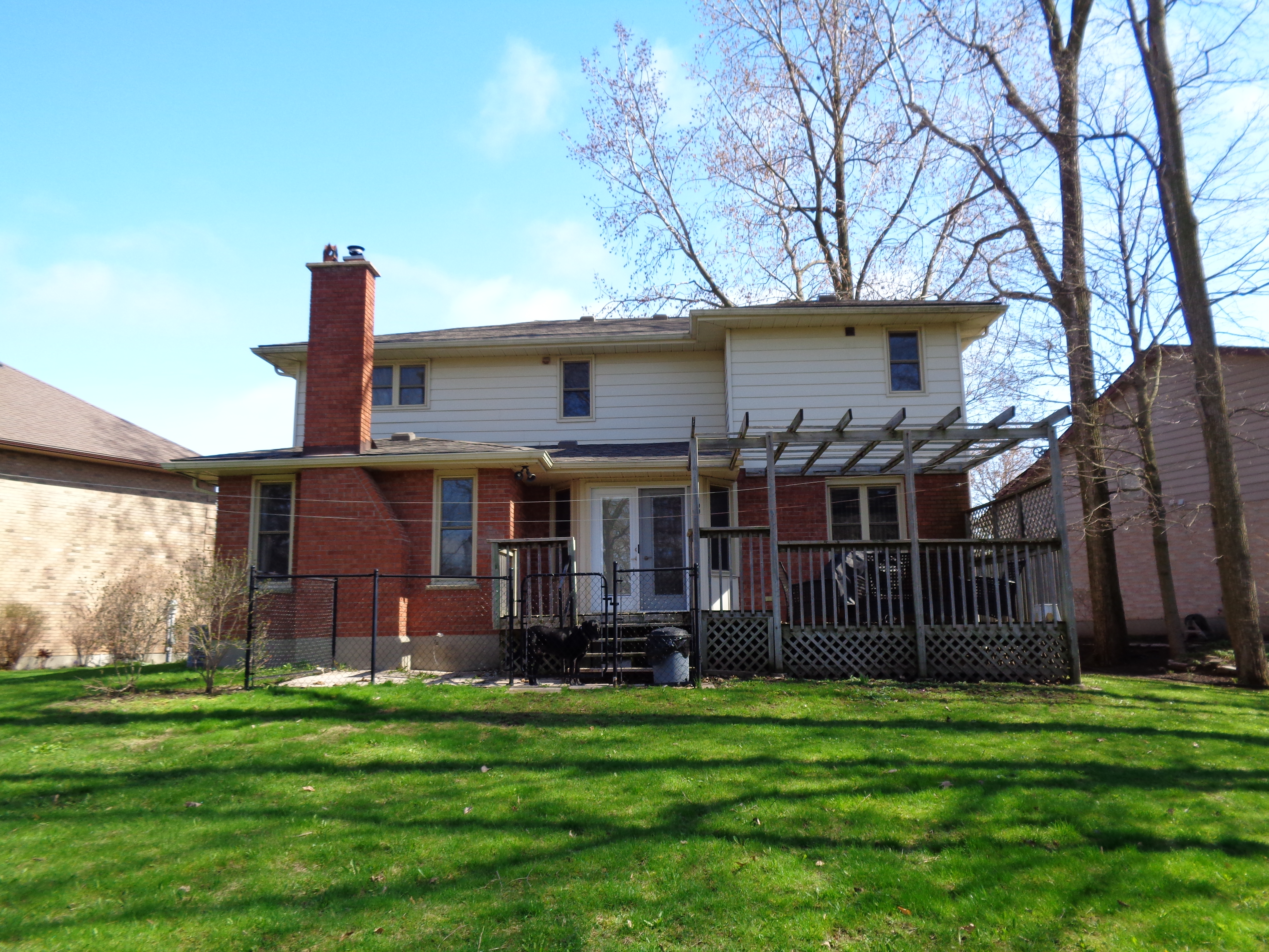 LARGE SUNDECK OFF KITCHEN