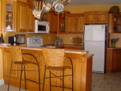 Upgraded kitchen with lots of counter and cupboard space