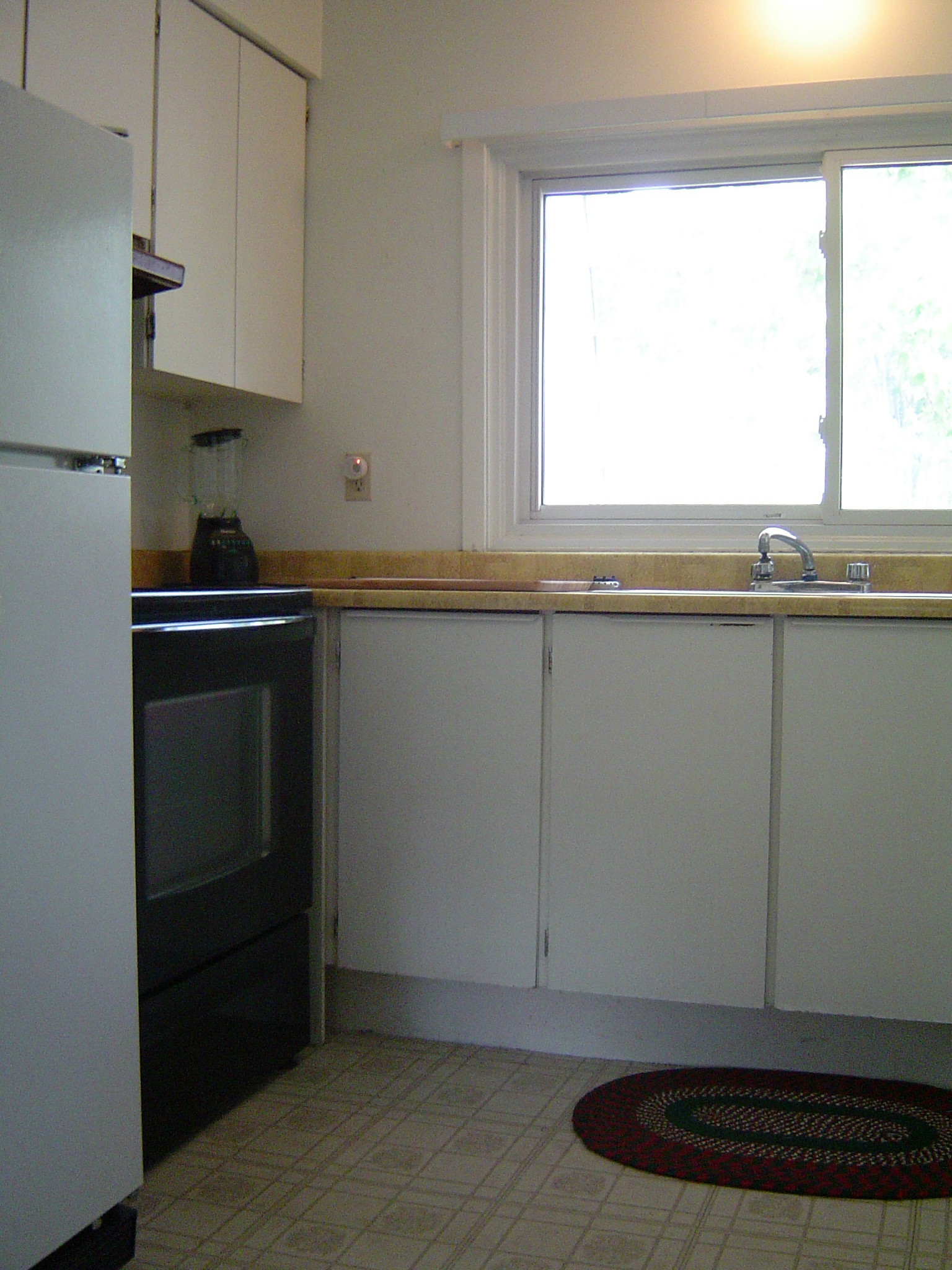 Lots of cupboards in Kitchen